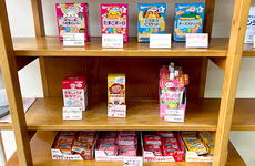 お子さま向けおやつ・ケア用品コーナー