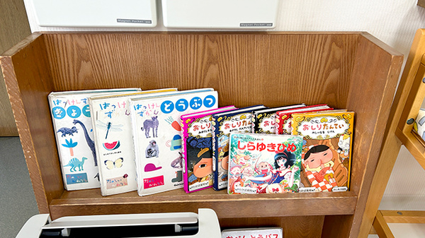 待ち時間に読める絵本コーナー