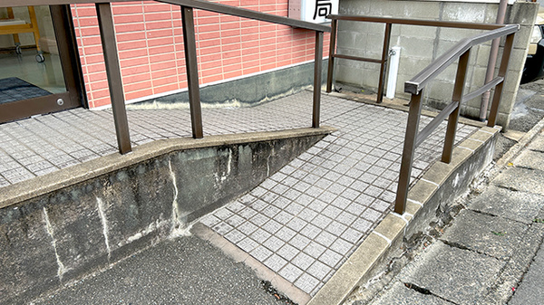 ベビーカーも安心のスロープ入口