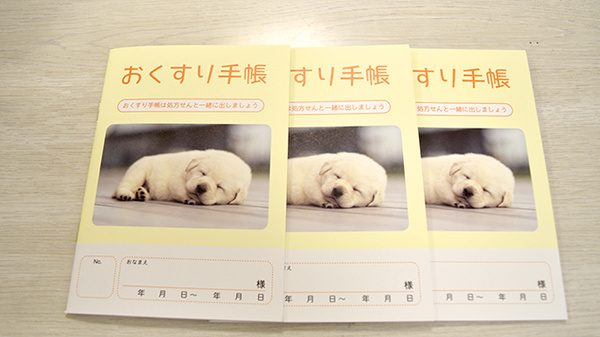お薬手帳を各種取り揃えております。