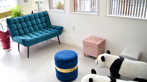 明るく清潔感のある待合スペースがございます。