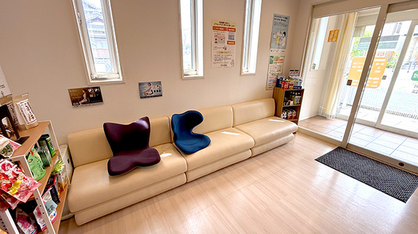 明るく清潔感のある待合スペースがございます。