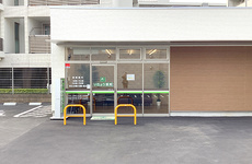 駅から徒歩5分ほどの距離にある薬局です