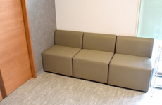 明るく清潔感のある待合スペースがございます。
