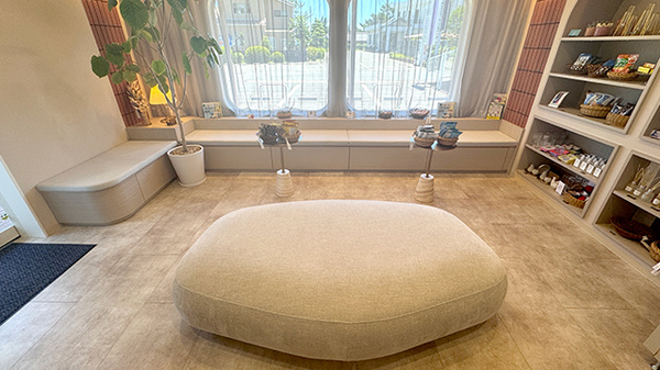 明るく清潔感のある待合スペースがございます