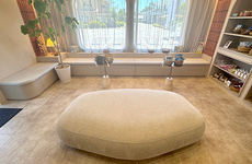 明るく清潔感のある待合スペースがございます