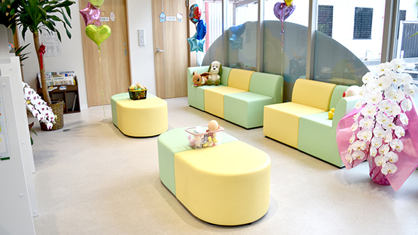 明るく清潔感のある待合スペースがございます。