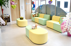 明るく清潔感のある待合スペースがございます。