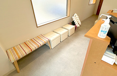 明るく清潔感のある待合スペースがございます