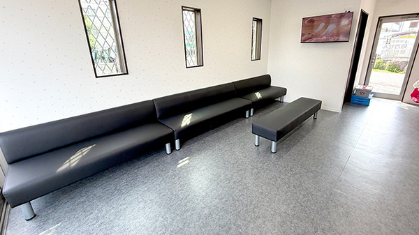 明るく清潔感のある待合スペースがございます。