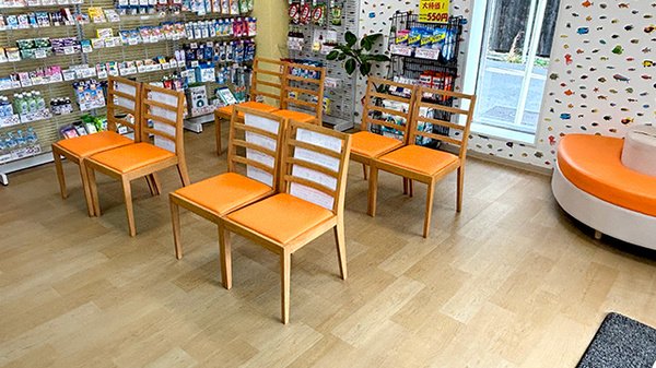 明るく清潔感のある待合スペースがございます。