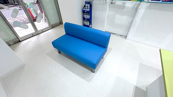 明るく清潔感のある待合スペースがございます