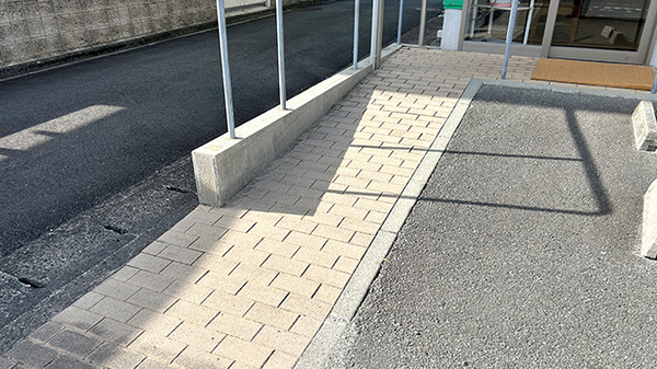スロープを設置しております。