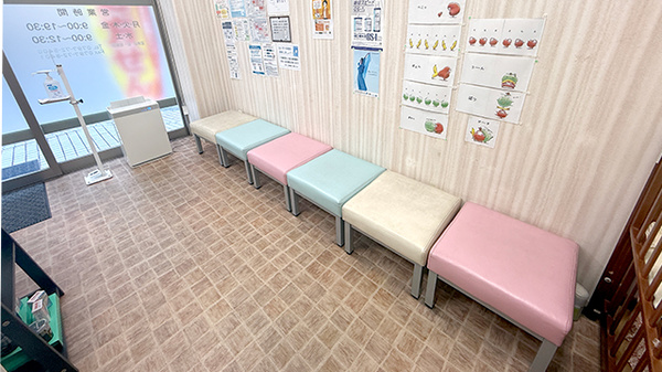 明るく清潔感のある待合スペースがございます。