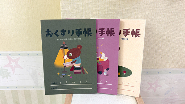 お薬手帳を各種取り揃えております。