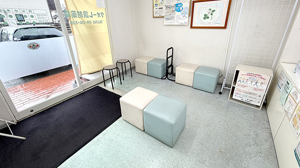 明るく清潔感のある待合スペースがございます。