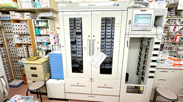 最新鋭の調剤ロボットがございます。