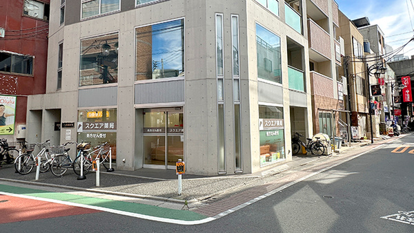 駅から徒歩3分ほどの距離にある薬局です。