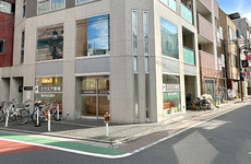 駅から徒歩3分ほどの距離にある薬局です。