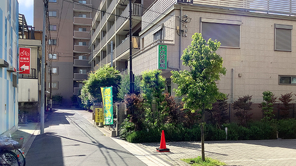 駅から徒歩1分ほどの距離にある薬局です