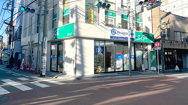 駅から徒歩4分ほどの距離にある薬局です。