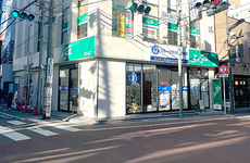 駅から徒歩4分ほどの距離にある薬局です。