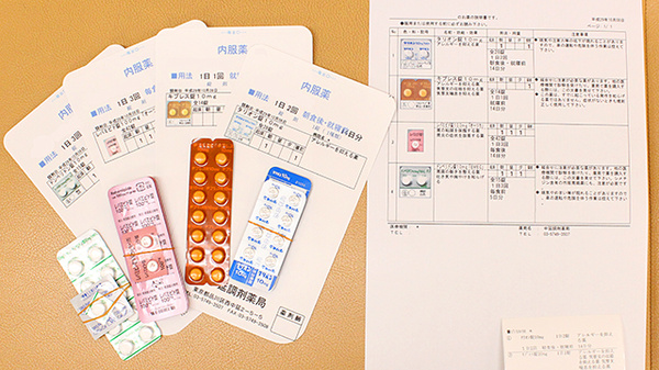 お薬をカラーで見やすいフォト薬袋に入れてお渡ししております