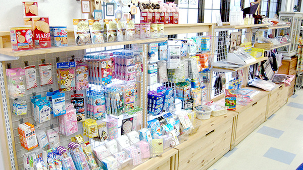 マスクなど各種雑貨品をご用意しております
