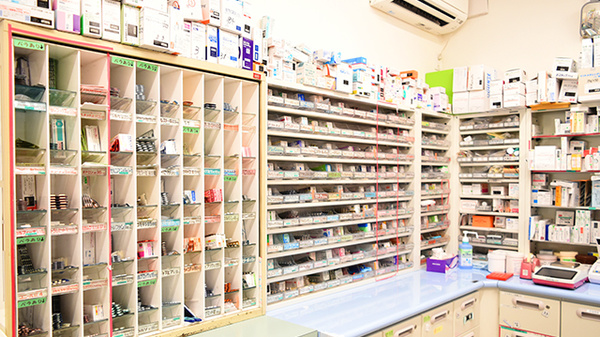 OTCも含めて、1200品目以上のお薬を揃えております。