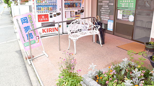 屋外にも待合スペースを設置しております