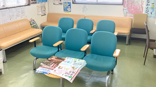 明るく清潔感のある待合スペースがございます。