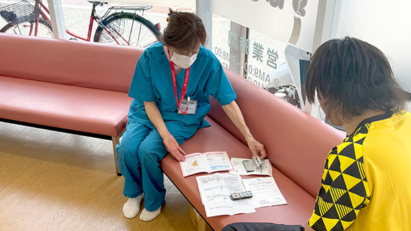 患者さまが服用する薬の情報書面をお見せしながら分かりやすく説明をします