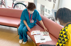 患者さまが服用する薬の情報書面をお見せしながら分かりやすく説明をします