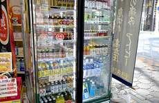 冷えた栄養ドリンクや飲み物を販売しています