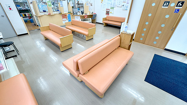 明るく清潔感のある待合スペースがございます。