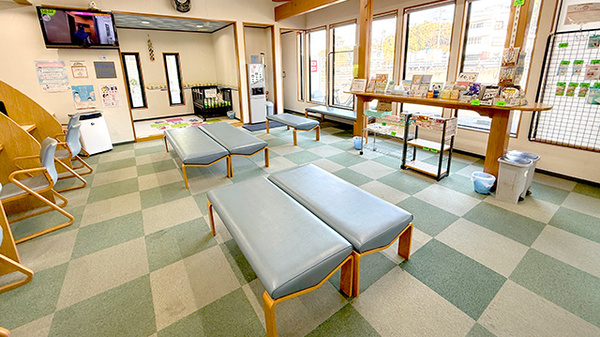 明るく清潔感のある待合スペースがございます。