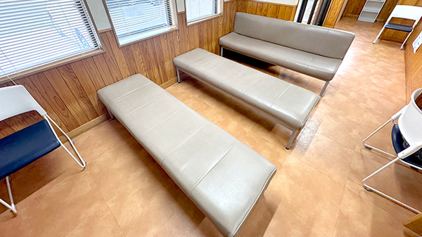 明るい雰囲気の待合スペースがございます