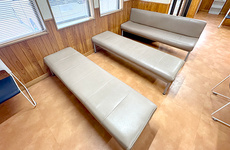 明るい雰囲気の待合スペースがございます