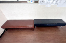 明るく清潔感のある待合スペースがございます