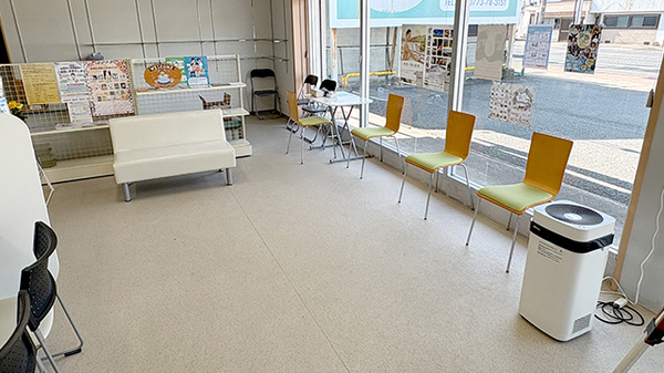 明るく清潔感のある待合スペースがございます