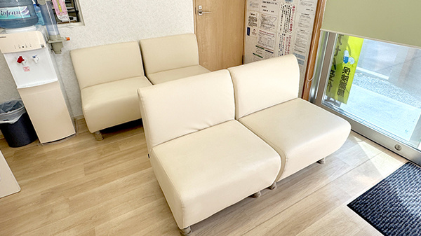 明るい雰囲気の待合スペースがございます