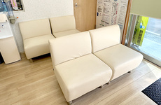 明るい雰囲気の待合スペースがございます