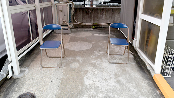 屋外でもお待ちいただけるスペースがございます