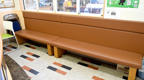 明るく清潔感のある待合スペースがございます