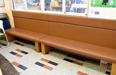 明るく清潔感のある待合スペースがございます