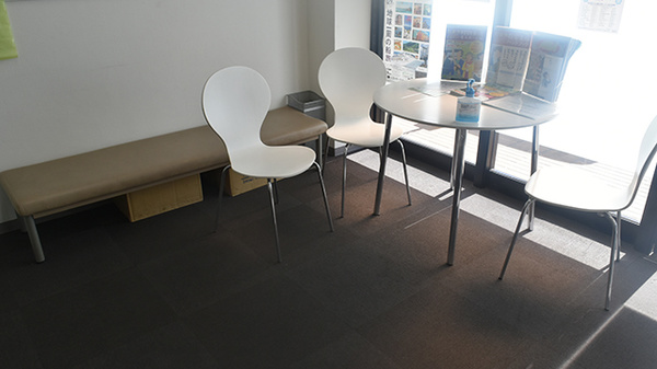 明るく清潔感のある待合スペースがございます