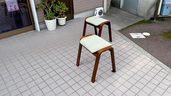 屋外にも待合スペースを設置しております