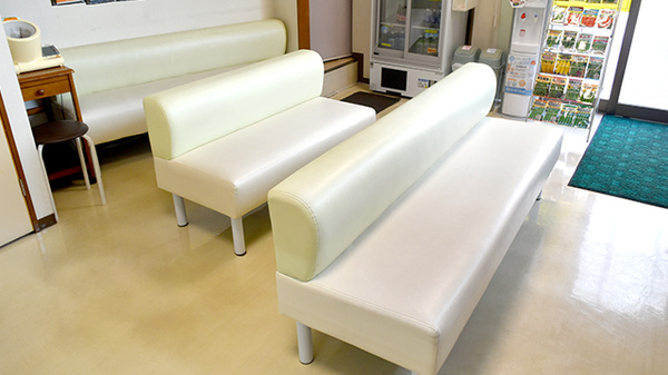 明るく清潔感のある待合スペースがございます