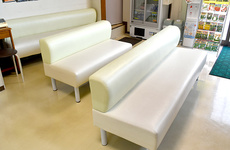 明るく清潔感のある待合スペースがございます