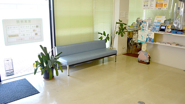 明るく清潔感のある待合スペースがございます。